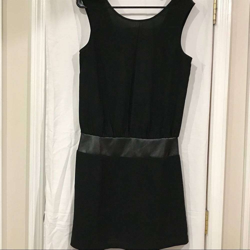 Black sleeveless dress